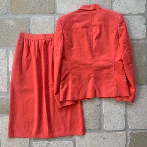 80s Vintage Saks Fifth Avenue UltraSuede Skirt Set - Picture 7 of 16